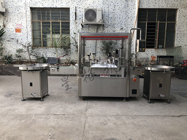 带您了解什么是灌装旋盖联动机!(图1) 带您了解什么是灌装旋盖联动机!(图1)