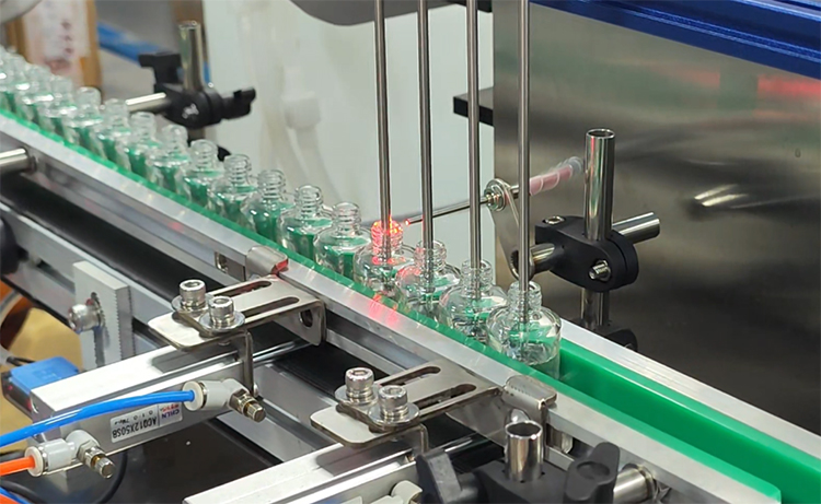 自动小型灌装生产线全新上线 助力中小批量喷剂灌装作业高效落地(图1) 自动小型灌装生产线全新上线 助力中小批量喷剂灌装作业高效落地(图1)