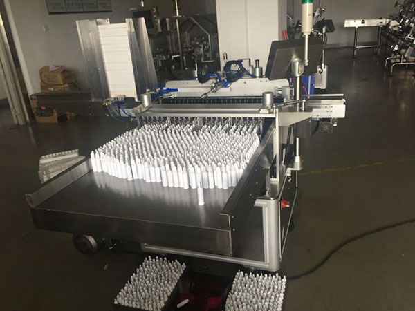 新品推荐：全自动口服液贴标入托机(图2)
