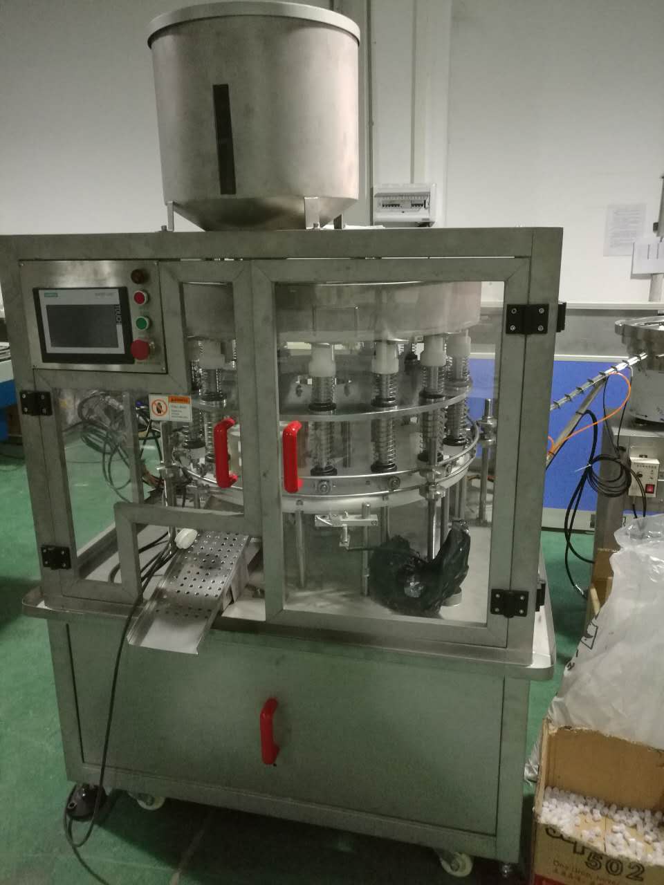 新品推荐:自动高速医用干燥剂灌装压盖一体机(图1)